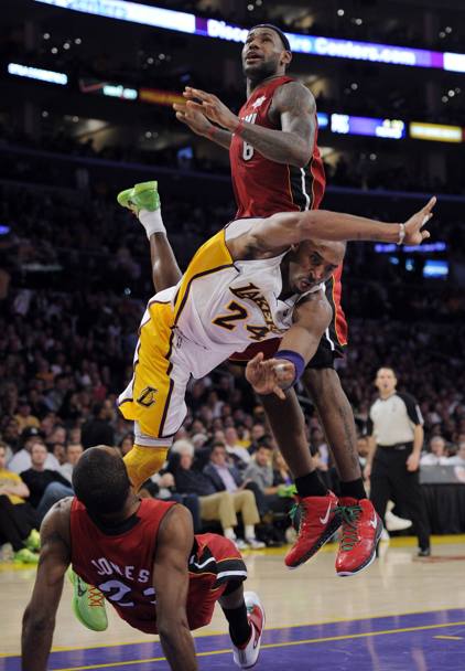 Kobe Bryant è ai piedi di LeBron. Ap